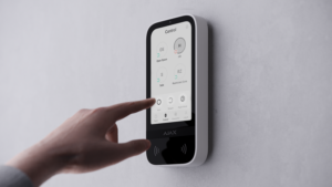 Clavier numérique AJAX KeyPad TouchScreen Blanc en situation
