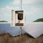 Centrale d'alarme Ajax Hub BP Jeweller Noir installé sur un terrain de panneaux photovoltaïques