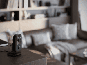 AJAX IndoorCam Camรฉra AJAX IndoorCam posรฉe sur une table